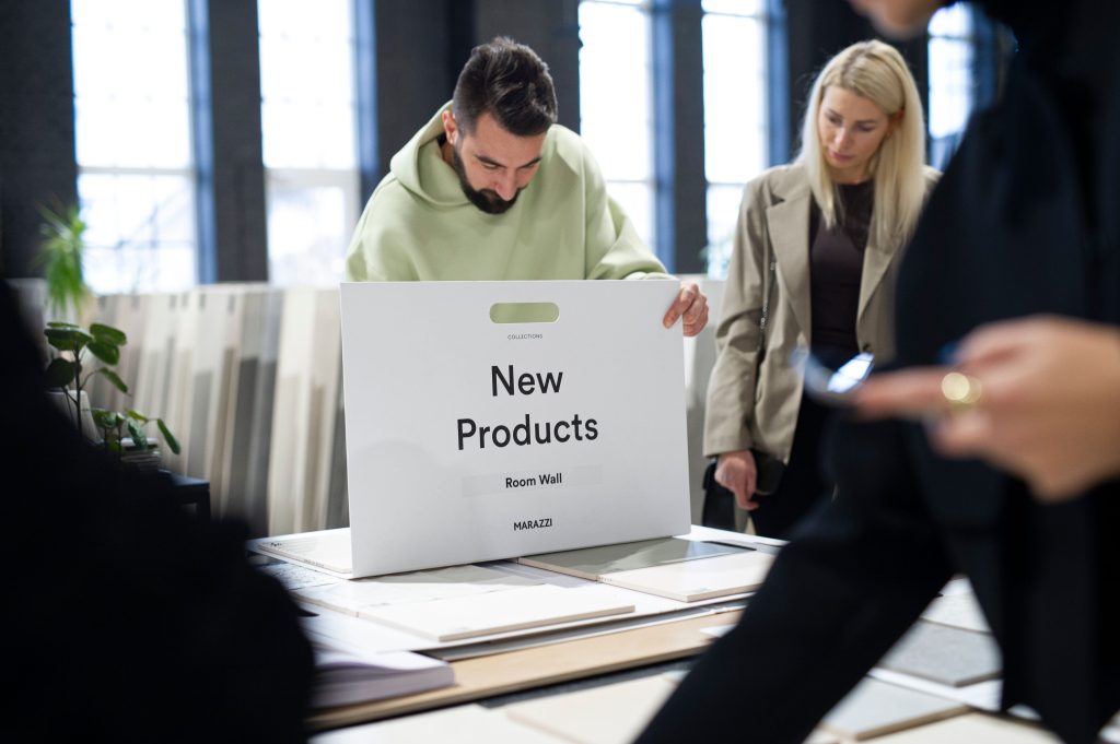 Cilvēki apskata jaunos marazzi produktus