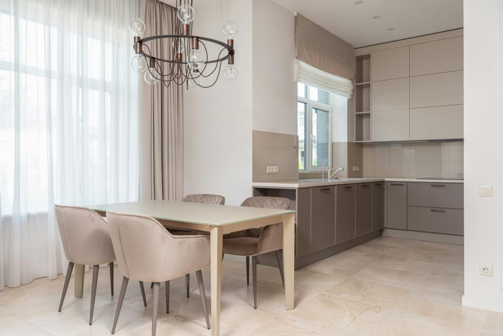 Neitrālas krāsas virtuve ar mēbelēm