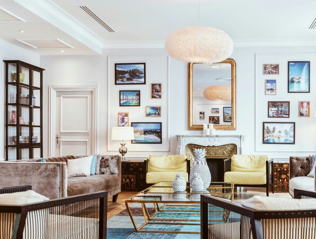 Viesistaba ar bildēm