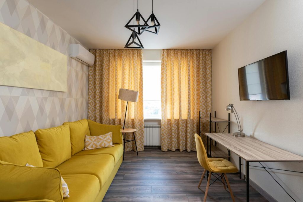 Dzeltena toņa viesistaba